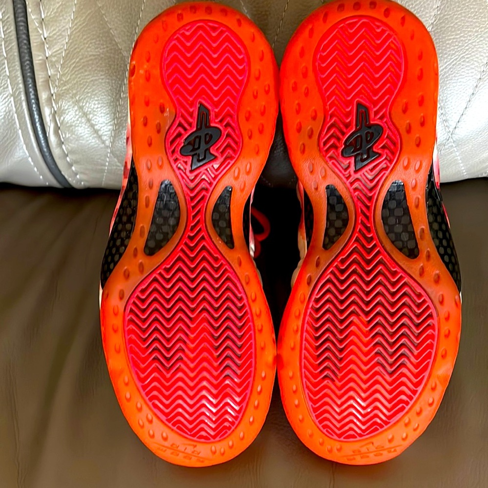 Nike foam posits size 9.5
